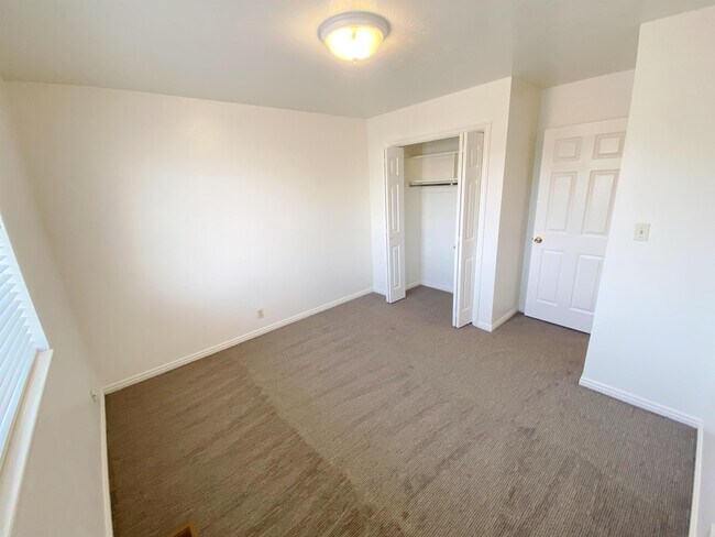 Building Photo - 707 600 W