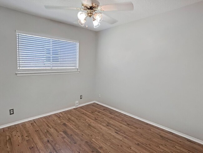 Building Photo - Charming 3-Bedroom Home in Sought-After Li...