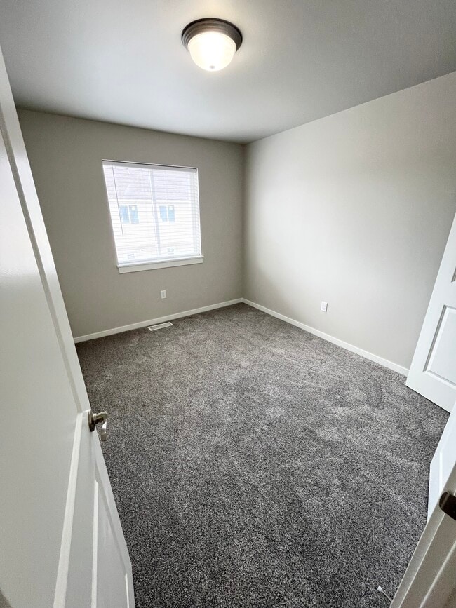 Building Photo - 2015 Lawrence Ln