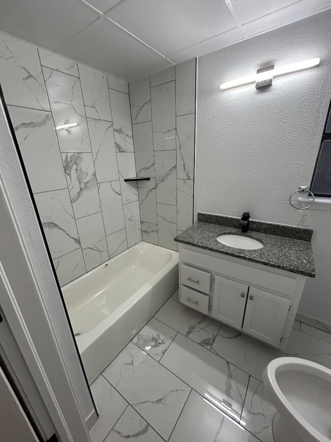 Building Photo - 721 N Vinita Ave