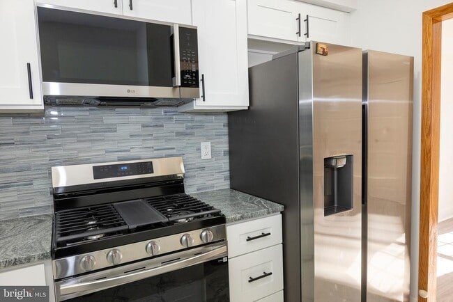 Building Photo - 2201 Strahle St