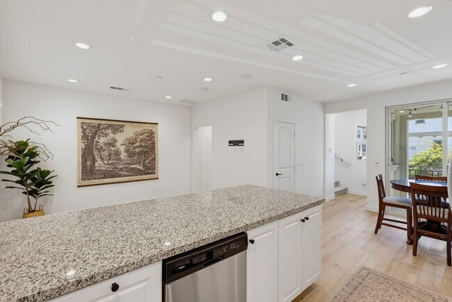 Building Photo - 956 Blackstone Dr