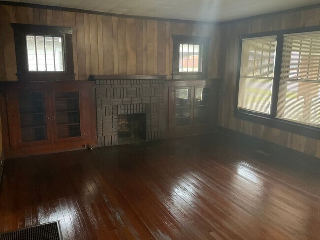 Building Photo - Move In Special Offered! PRICE REDUCED!