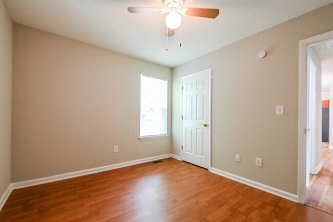 Building Photo - 737 E Maple Ln