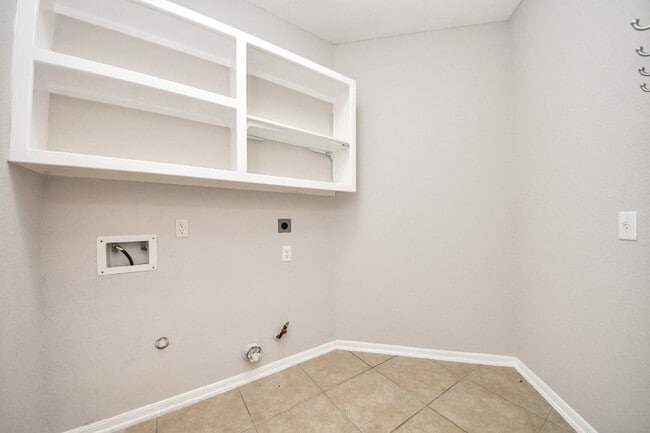 Building Photo - 4422 Roundtree Ln