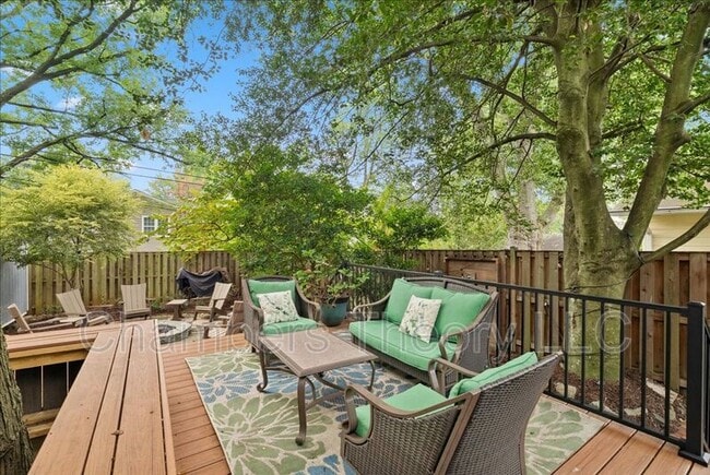 Building Photo - 23 E Walnut St