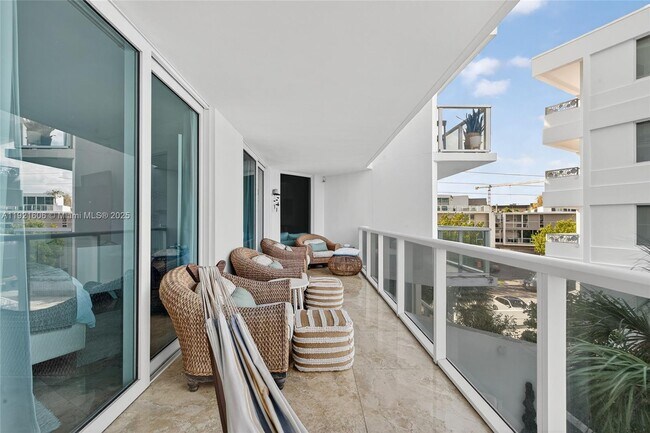 Building Photo - 9821 E Bay Harbor Dr