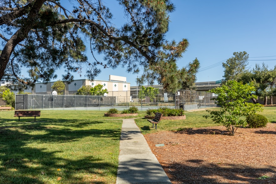 Building Photo - 2103 S Delaware St