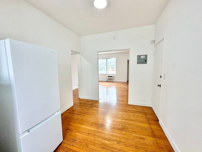 Building Photo - Spacious Studio on 12 Street between Eucli...