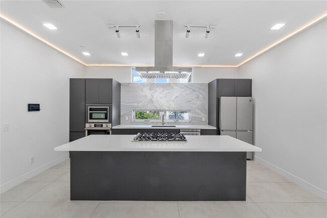 Building Photo - 3270 NE 15th St