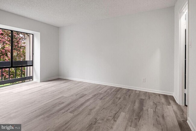 Building Photo - 10223 Valentino Dr