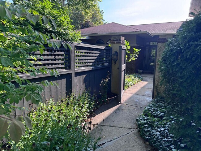 Building Photo - Historical Duplex - Spacious 3 Bedroom, 2.5 Bath Duplex with fenced in private patio.