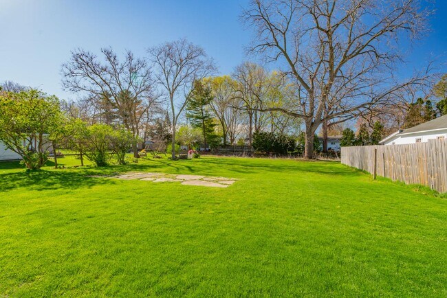 Building Photo - 427 Vernal Ave