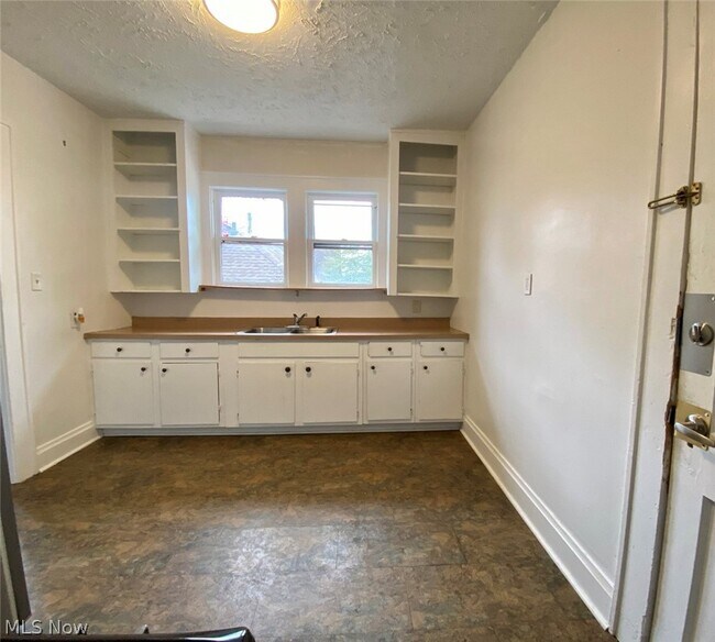 Building Photo - 400 Cloverdale Ave