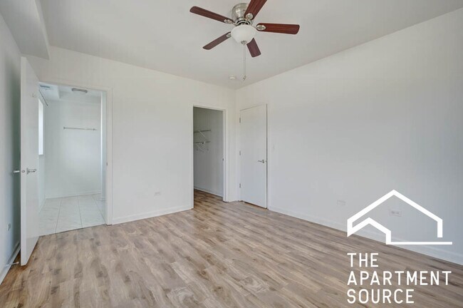 Building Photo - 1544 W Glenlake Ave