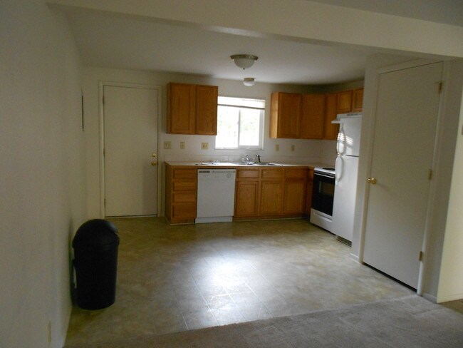 Building Photo - 529 E 13th St