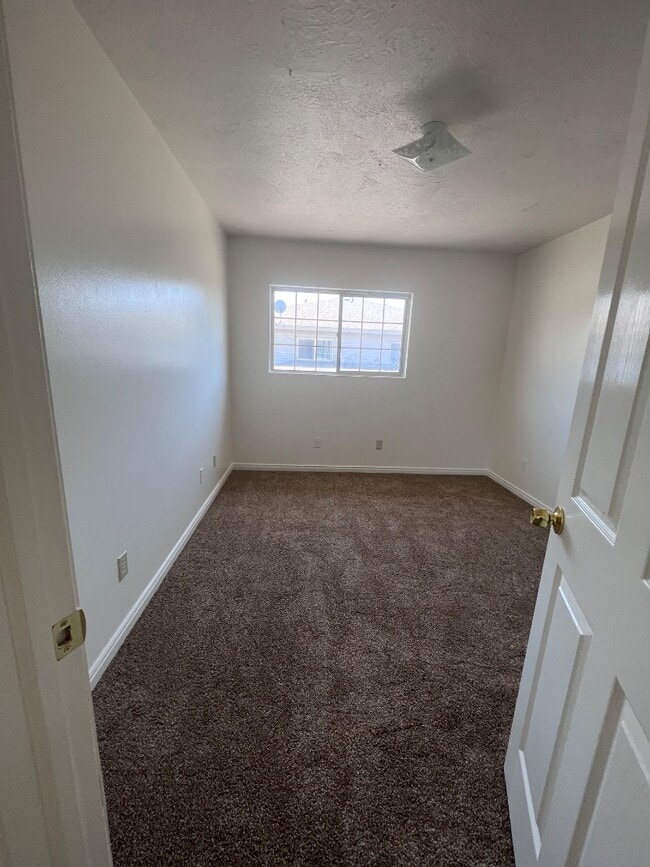 Building Photo - 570 W 350 N