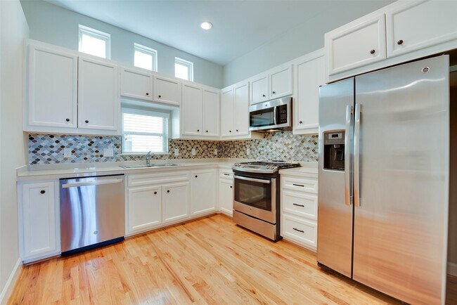 Building Photo - 5941 S Loop E