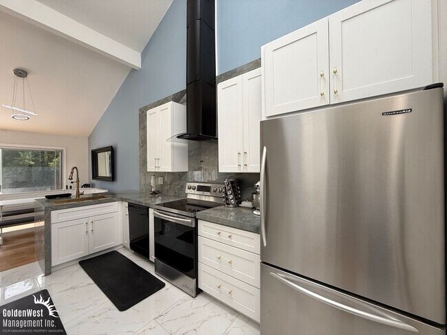 Building Photo - Modern 3Bdm 3Ba with Bonus Room Coastal Ho...