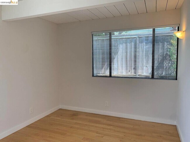 Building Photo - 5559 Greenridge Rd