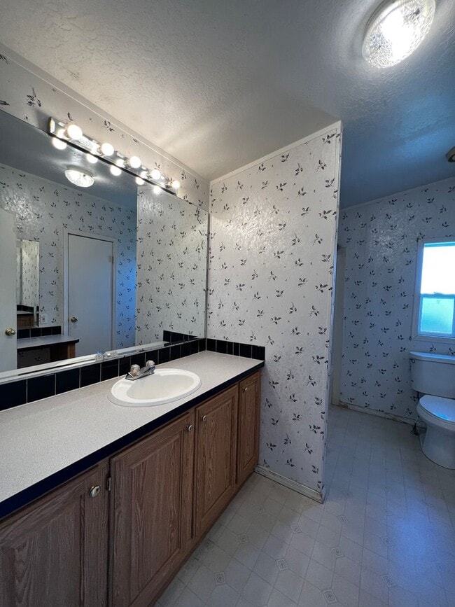 Building Photo - 3040 SW River View Dr