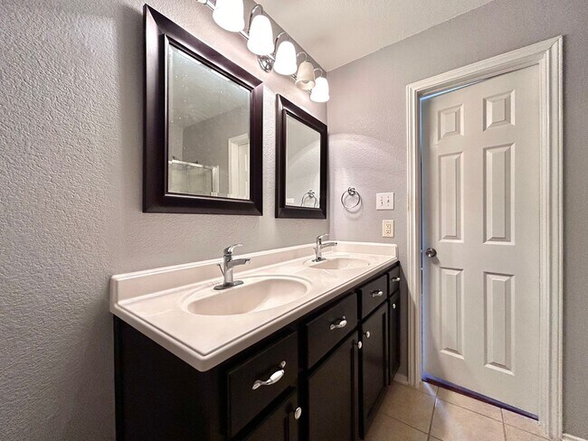Building Photo - 3 Bed | 2 Bath – Cozy One-Level Home with ...