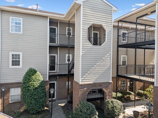 Building Photo - West End Condo - ONE MONTH FREE RENT - CAL...