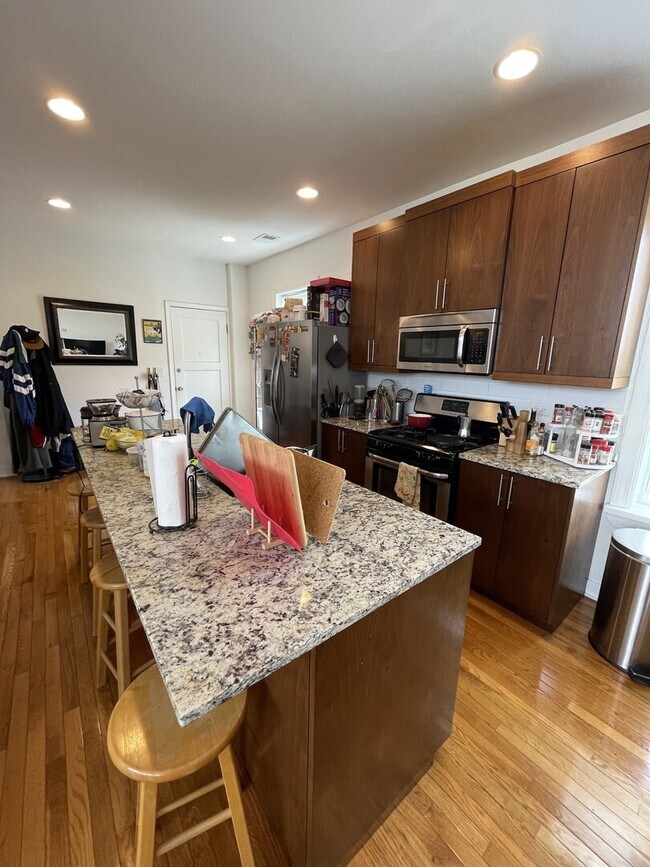 Building Photo - 2360 W Dickens Ave