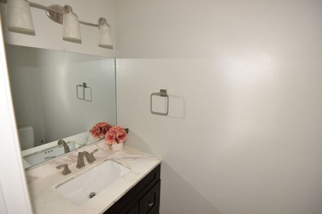 Building Photo - 3 Bedroom Townhome in Kempsville Lakes