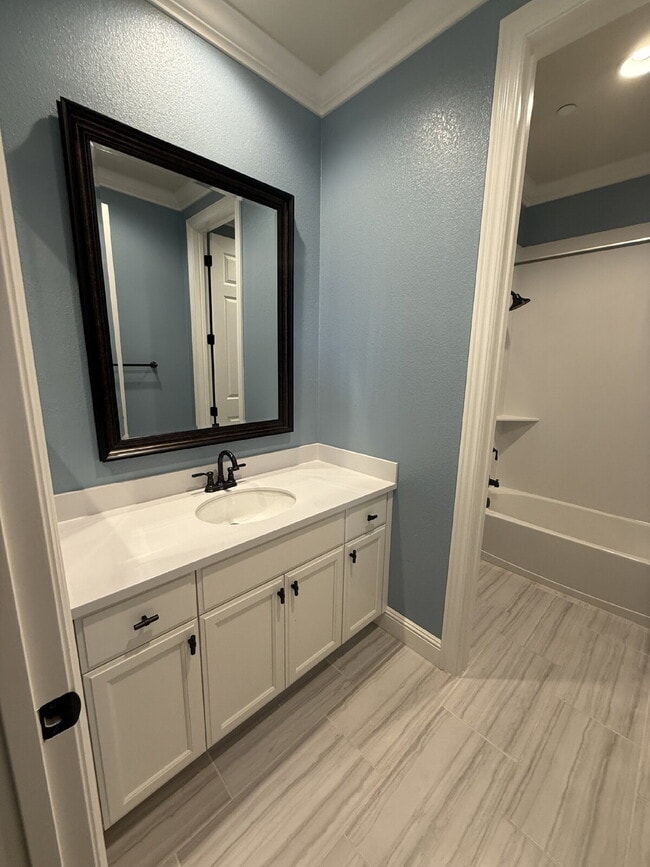Building Photo - Gorgeous 3 Bed, 2.5 Bath Condo in Perfect ...