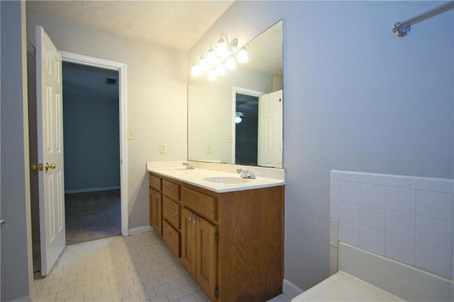 Building Photo - 2421 Sherrie Ln SW