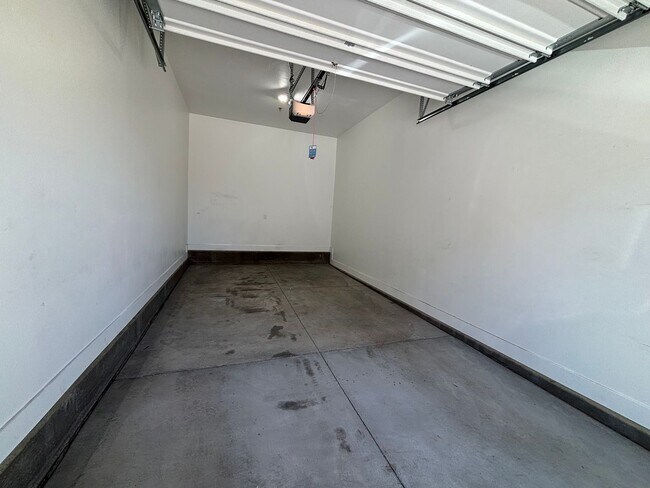 Building Photo - 1 BEDROOM APARTMENT FOR RENT IN DESERT COLOR!