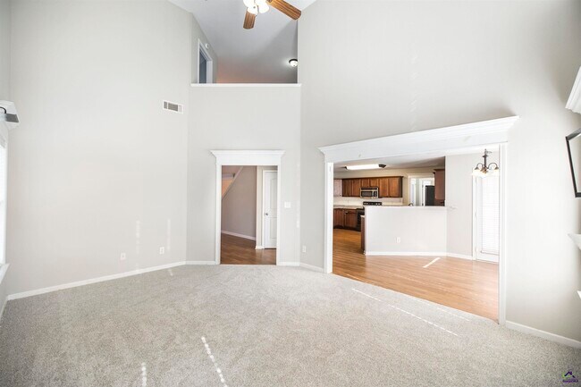 Building Photo - 104 Rosales Dr