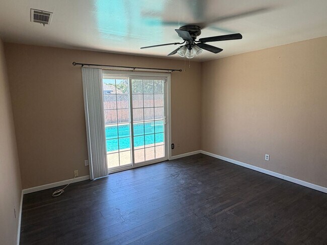 Building Photo - 1335 W Evergreen Ct