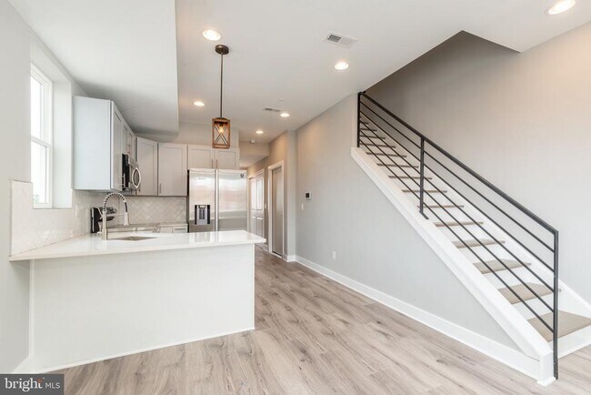 Building Photo - 2729 W Glenwood Ave
