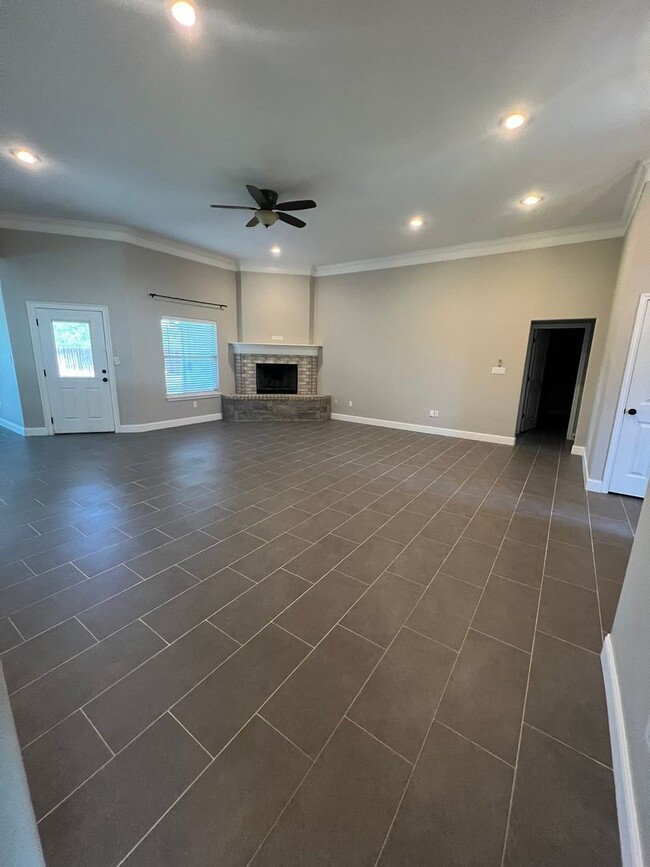 Building Photo - Spacious Family Room Great Location