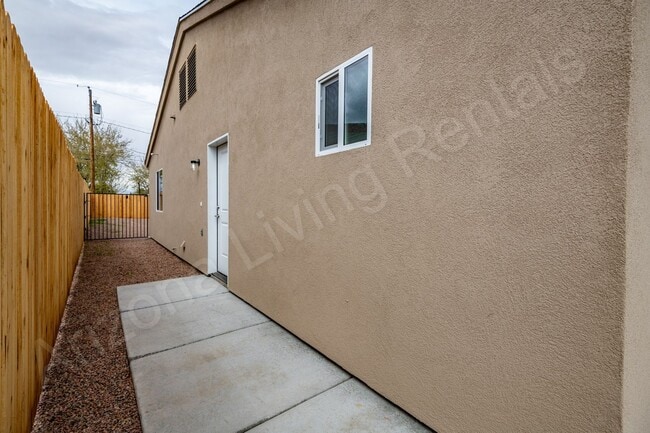 Building Photo - 2185 E Butler Ave