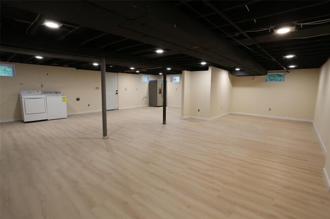 Building Photo - 20 Pineview Rd