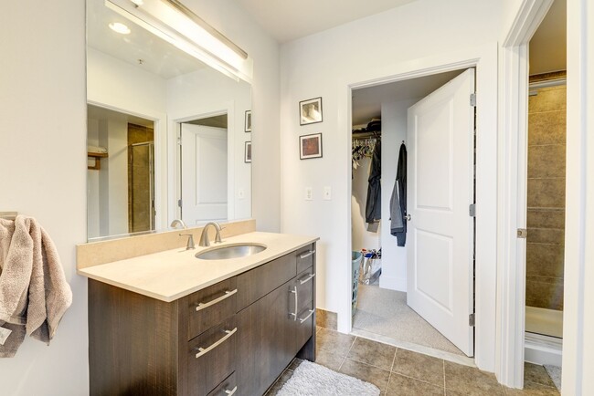 Building Photo - 2 bedroom 2 bath condo in Adams Morgan