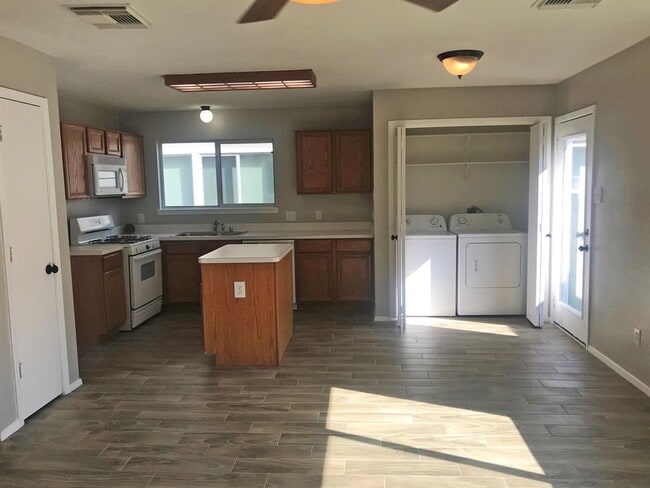 Building Photo - 26840 Wellington Ct