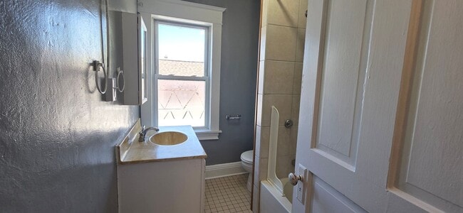 Building Photo - Upper Level One Bedroom Condo in Cadillac
