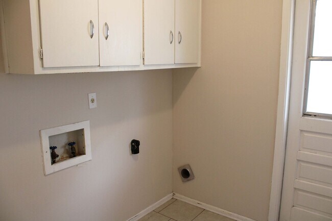 Building Photo - CROWNHILL PARK, ALAMO HEIGHTS I.S.D.