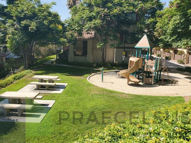 Building Photo - Gorgeous Townhome in Sorrento Valley