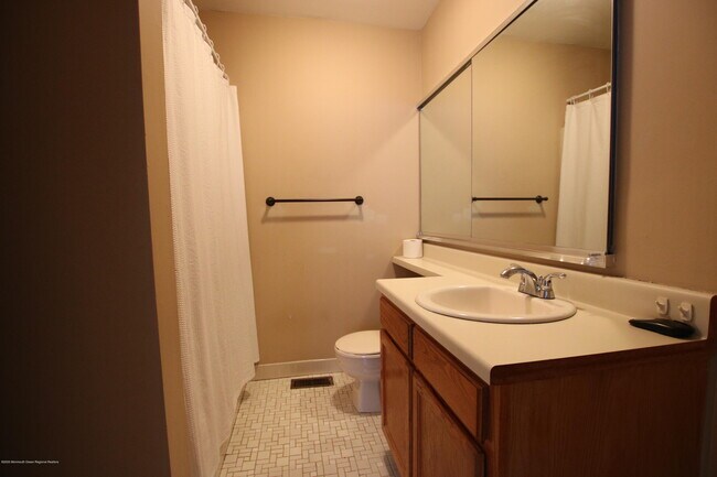 Building Photo - 62 Redwood Dr