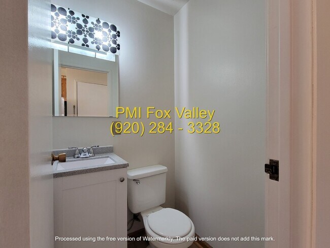 Building Photo - 2-Bed, 1.5-Bath Condo Oshkosh $1,149 Monthly