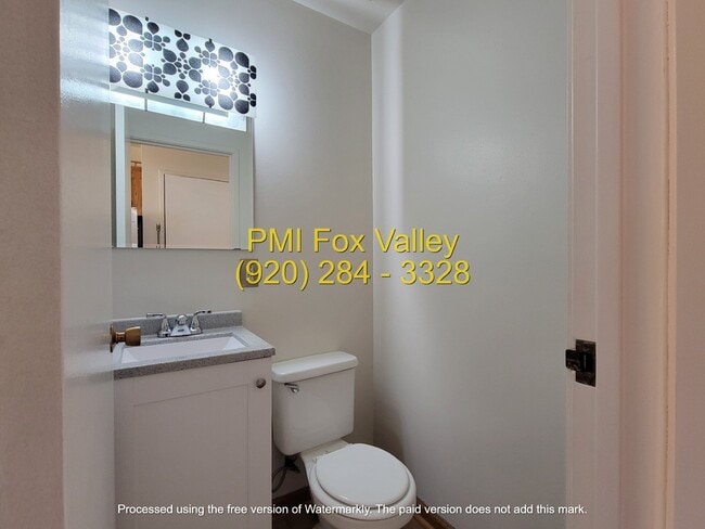 Building Photo - Newly Refurbished 2-Bed, 1.5-Bath Condo Oshkosh