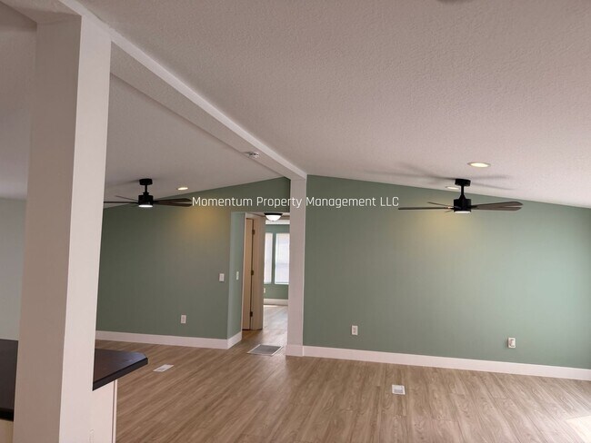 Building Photo - BEAUTIFUL 3/2 AVAILABLE NOW! ASK ABOUT OUR SPECIALS!!!