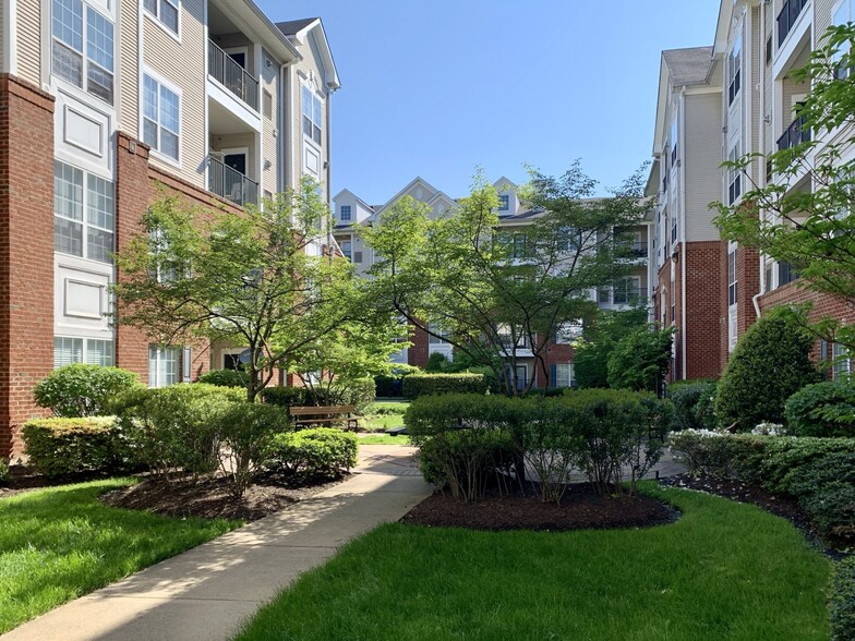 Building Photo - 4860 Eisenhower Ave