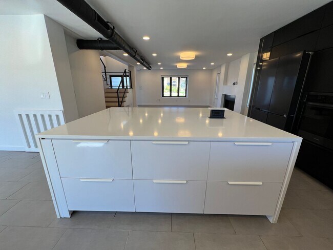 Building Photo - POOL HOME IN SHEFFIELD ESTATES!