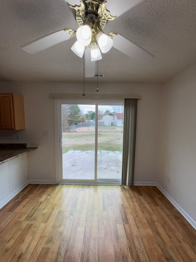 Building Photo - Spacious 3 Bedroom Home-122 Horse Shoe Bend